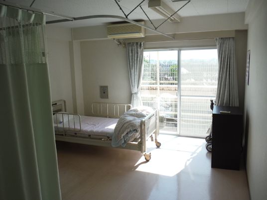 明るい個室の様子