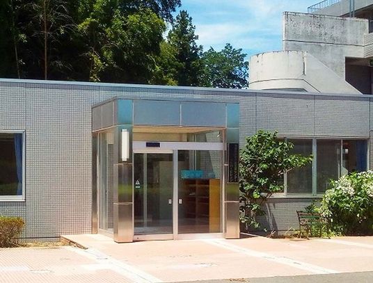 開放的な建物の外観