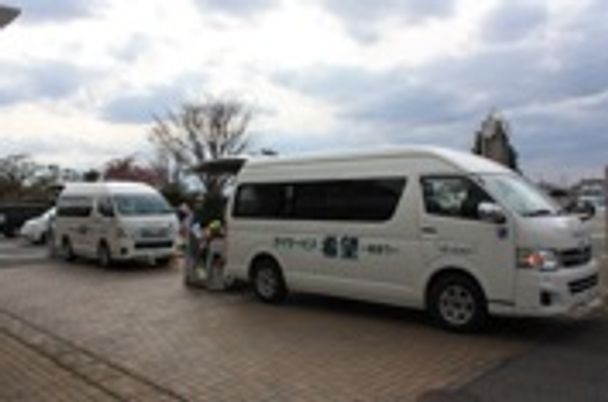 送迎用の車が並ぶ玄関前