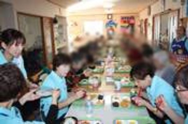食事中の集まりの室内