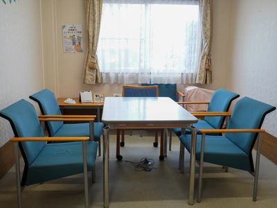 青い椅子のある休憩室