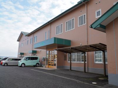 清潔感のある建物のエントランス