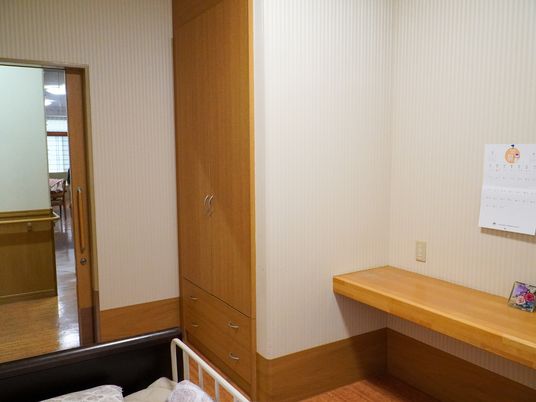 居室の木製机とベッド