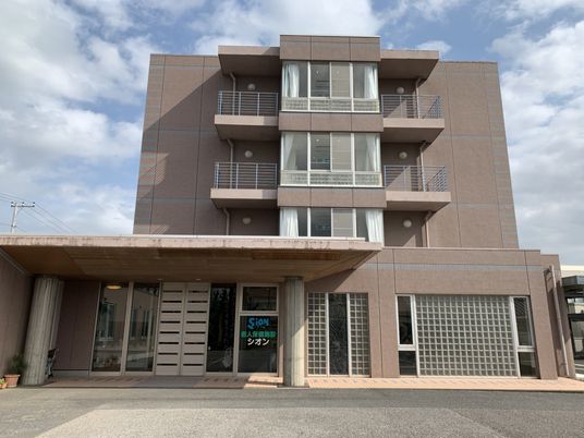 4階建ての建物外観