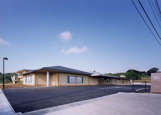 広々とした建物外観