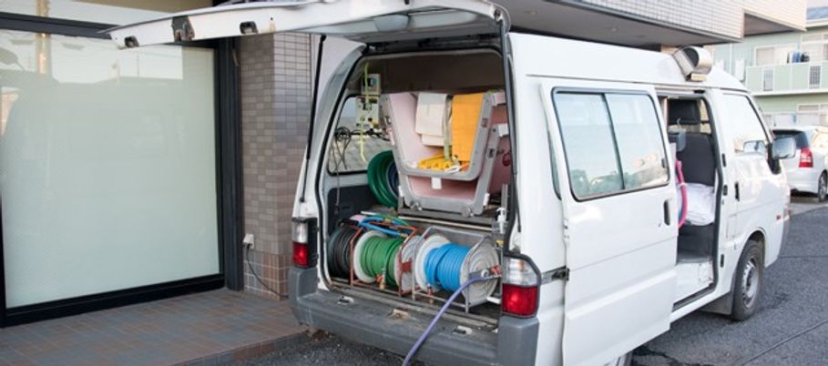 整備された白い車