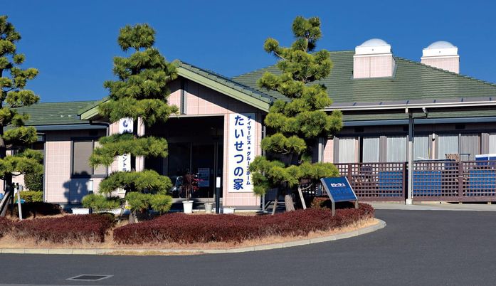 落ち着いた外観の建物