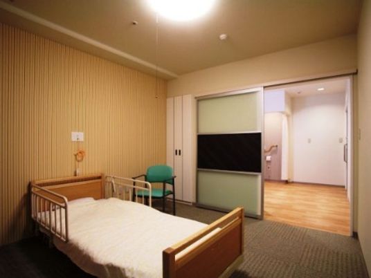 居室内のベッドと椅子
