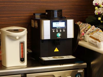 コーヒーマシンとティーバッグ