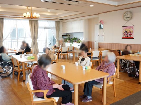 暖かみのある広い食堂