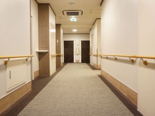 手すり付きの温かみのある廊下
