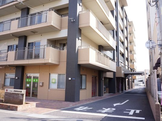 明るいエントランスの施設