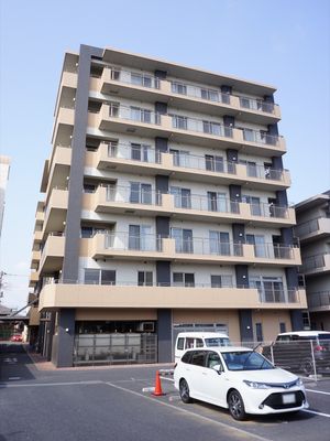 多階層の建物外観