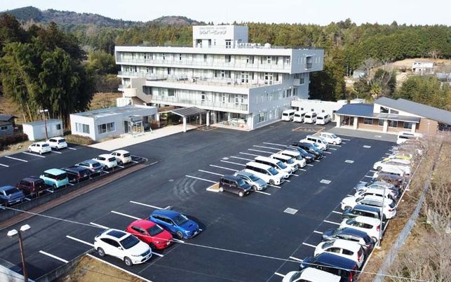 広い駐車場の外観
