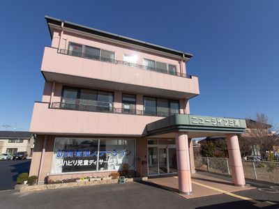 ピンクの建物のエントランス
