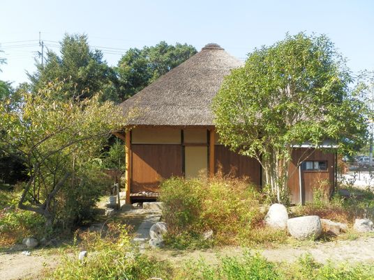 茅葺の伝統的な建物