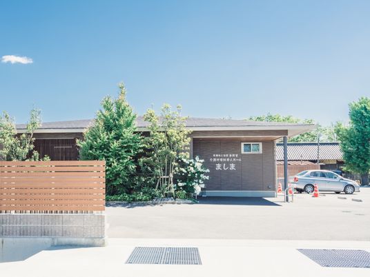 木目調の建物の外観