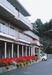 花に囲まれた建物外観