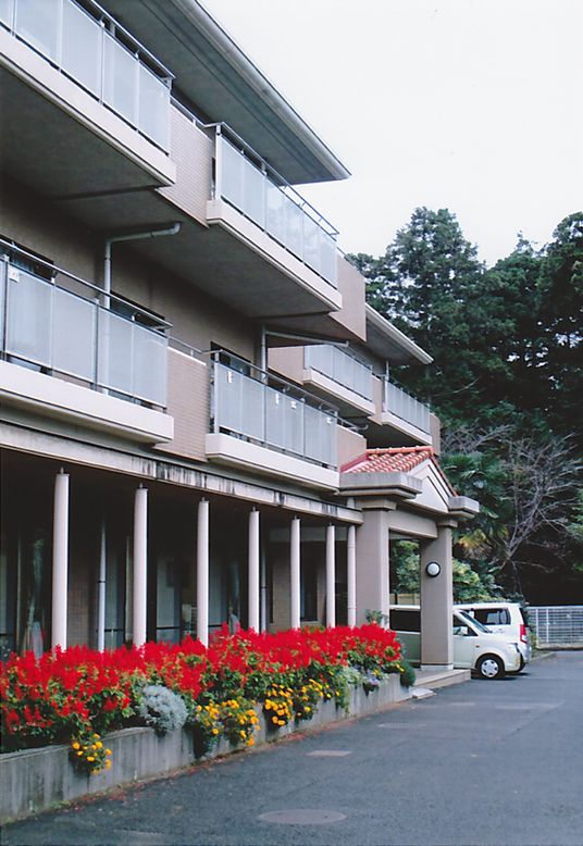 花に囲まれた建物外観