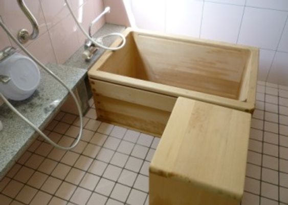 木製の浴槽がある浴室