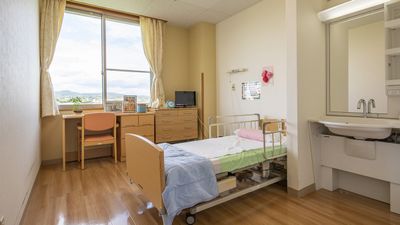 明るい個室の居室