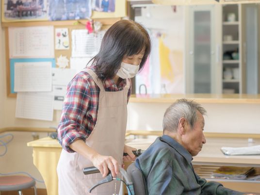 介護スタッフと高齢者の日常