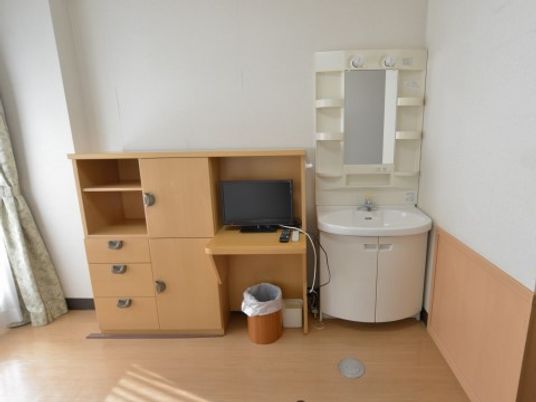居室内の家具と洗面台
