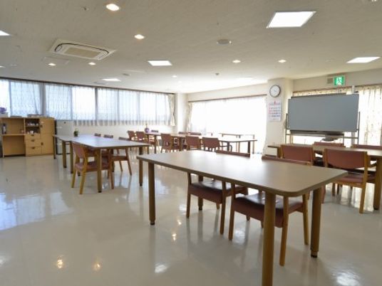 広々とした明るい食堂