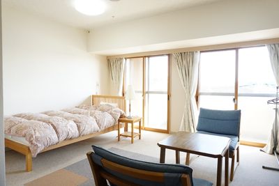 明るい居室の風景