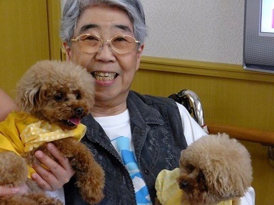 笑顔の女性と二匹の犬