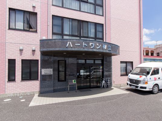 ピンクの壁の建物エントランス
