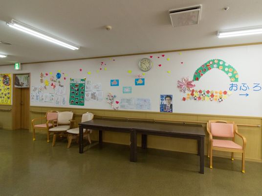 掲示物が飾られた壁