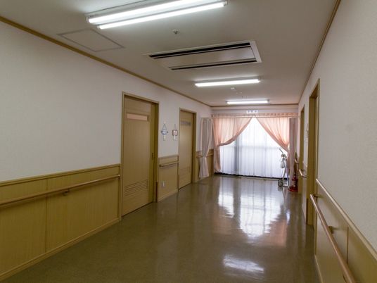廊下の明るい様子