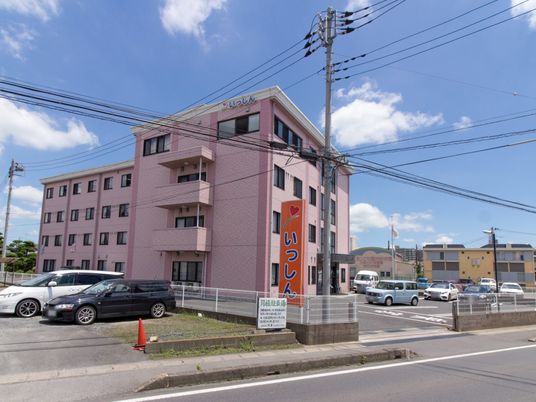 ピンク色の建物の外観