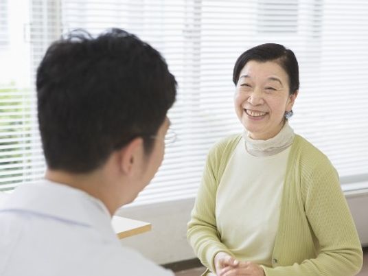 笑顔の利用者とスタッフ
