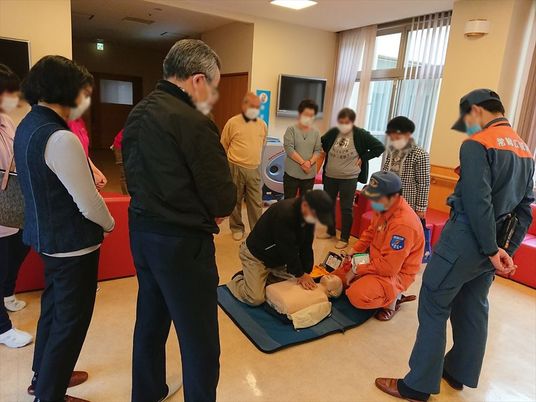 人が集まる訓練室