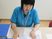 職員の様子を示す室内