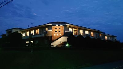 夜の施設外観