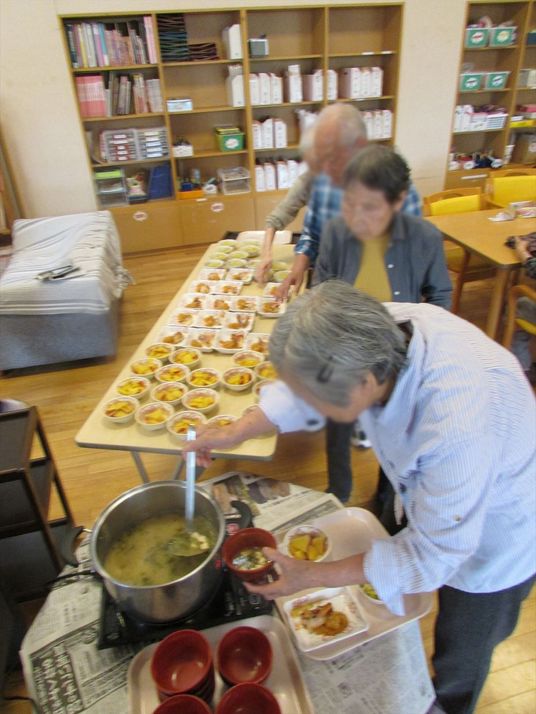 食事の準備をする様子