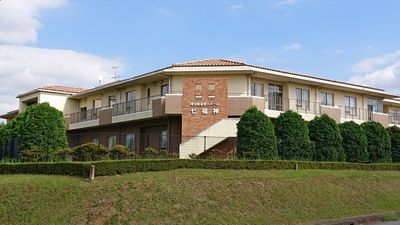 緑豊かな建物外観