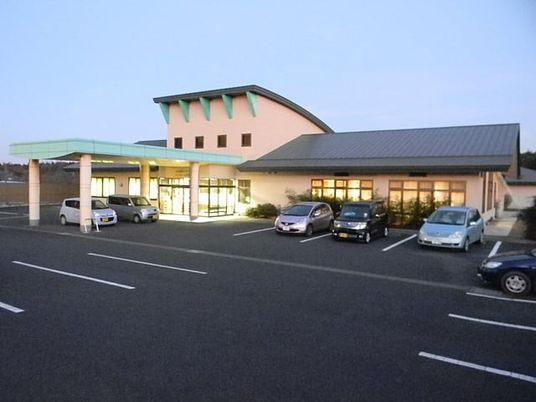 暖かな灯りの施設外観