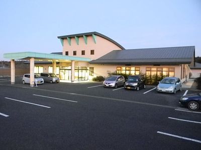 暖かな灯りの施設外観
