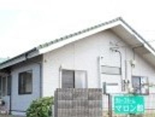 白い壁の住宅風建物