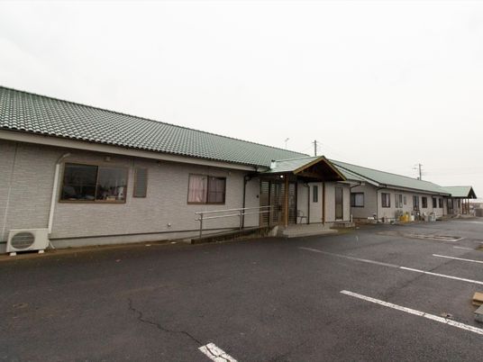  一階建ての建物外観 