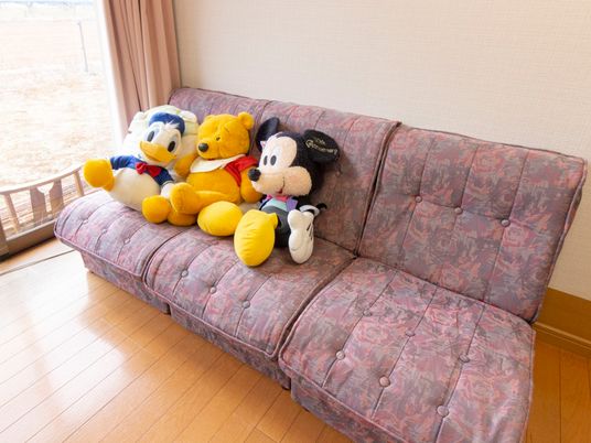  ソファーにぬいぐるみが並ぶ居室  