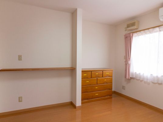  シンプルな居室の内観 