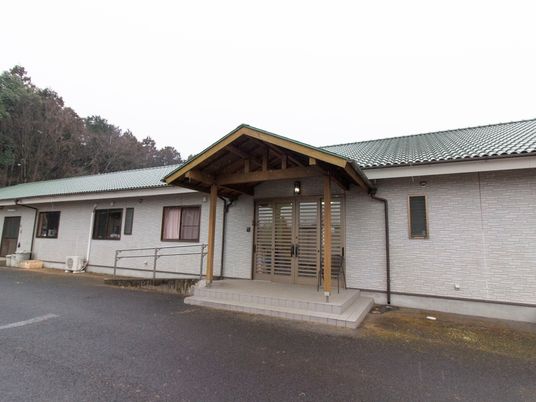 白壁の建物とエントランス 