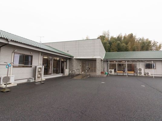  白い壁の建物と駐車場  
