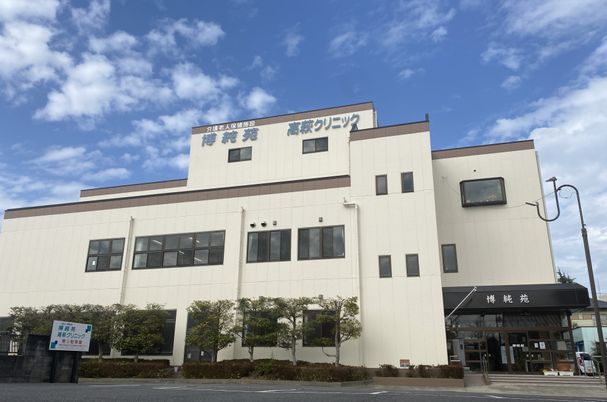 白い外壁と看板の建物