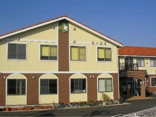 明るい色の建物の外観